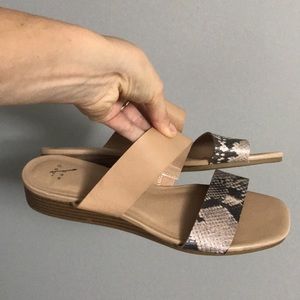 Pretty nude and snake pattern colored flats. Like new . Size 7.5